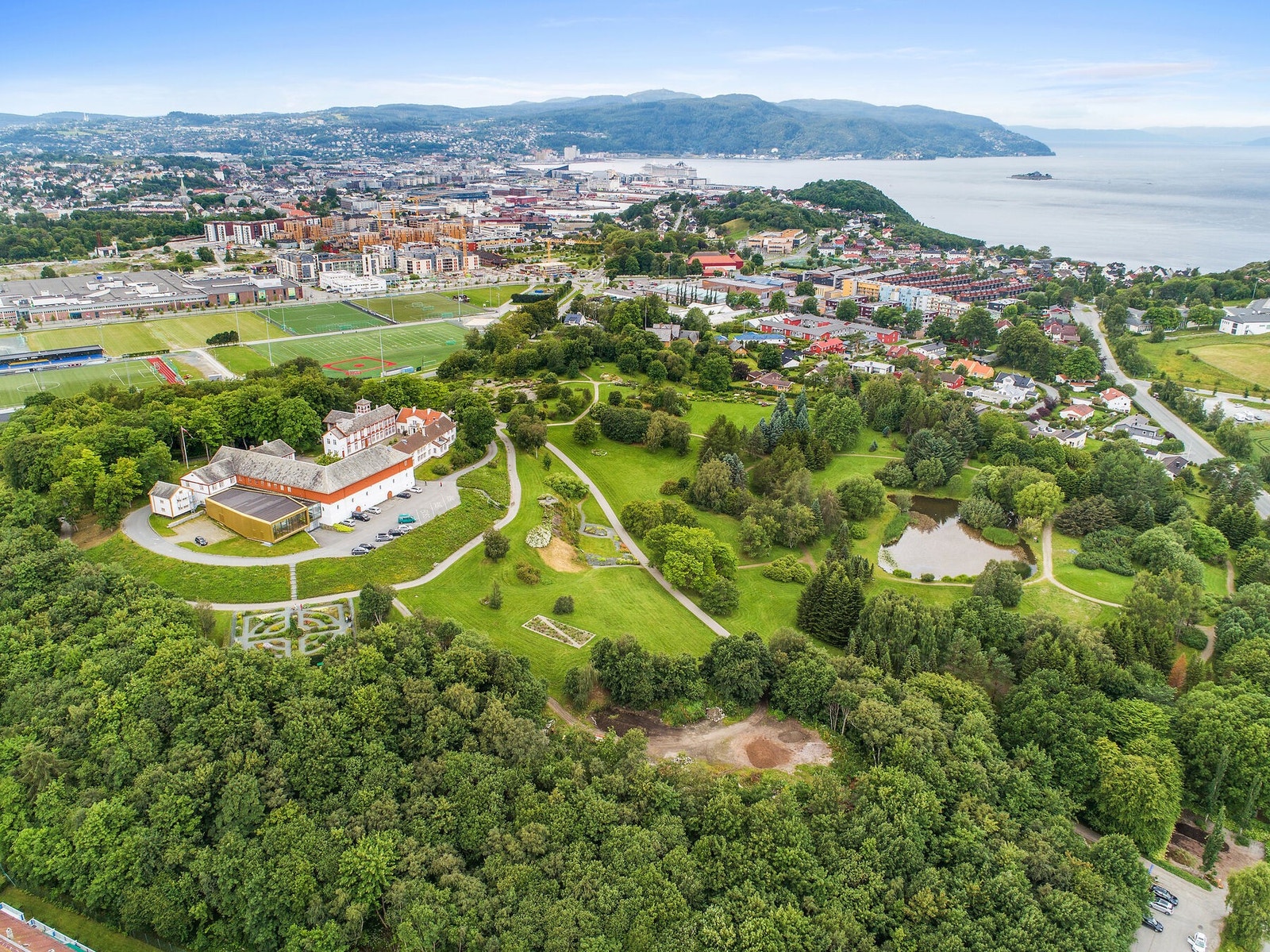Ringve Museum med Ringve botaniske hage rundt. Ypperlig og familievennlig turområde med dyreliv og flott natur. Galleribilde