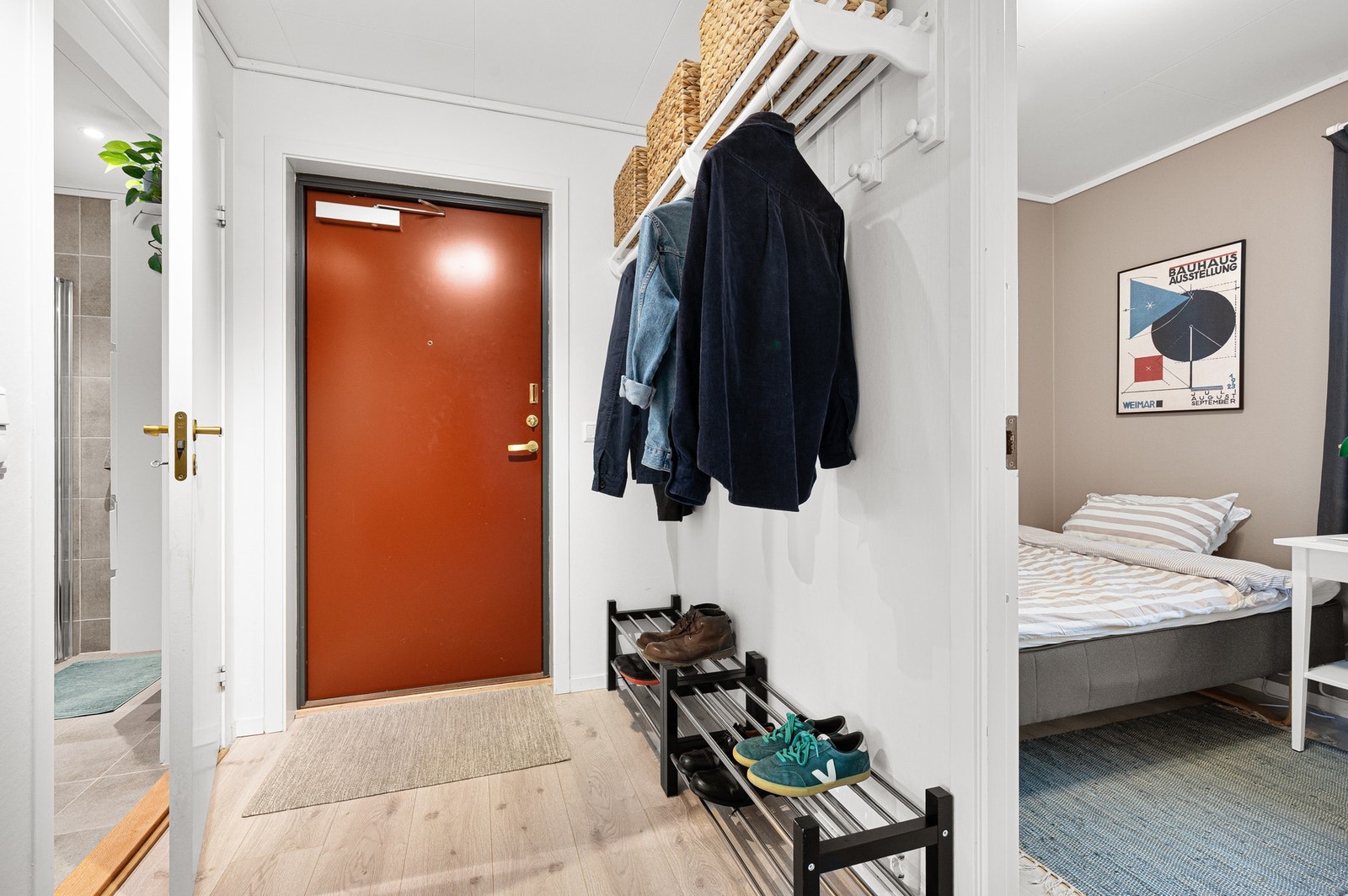 Velkommen inn! Romslig entré måler 7,4 kvm. Galleribilde