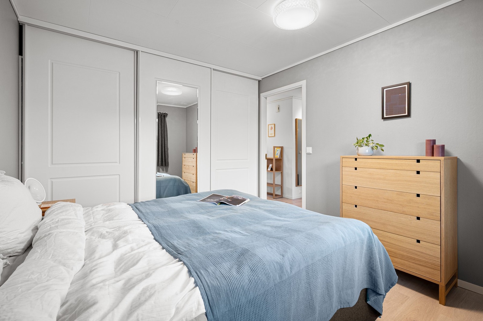 Soverommet er i dag innredet med et stort og praktisk innebygd skyvedørsgarderobe som vil medfølge i handelen. Galleribilde
