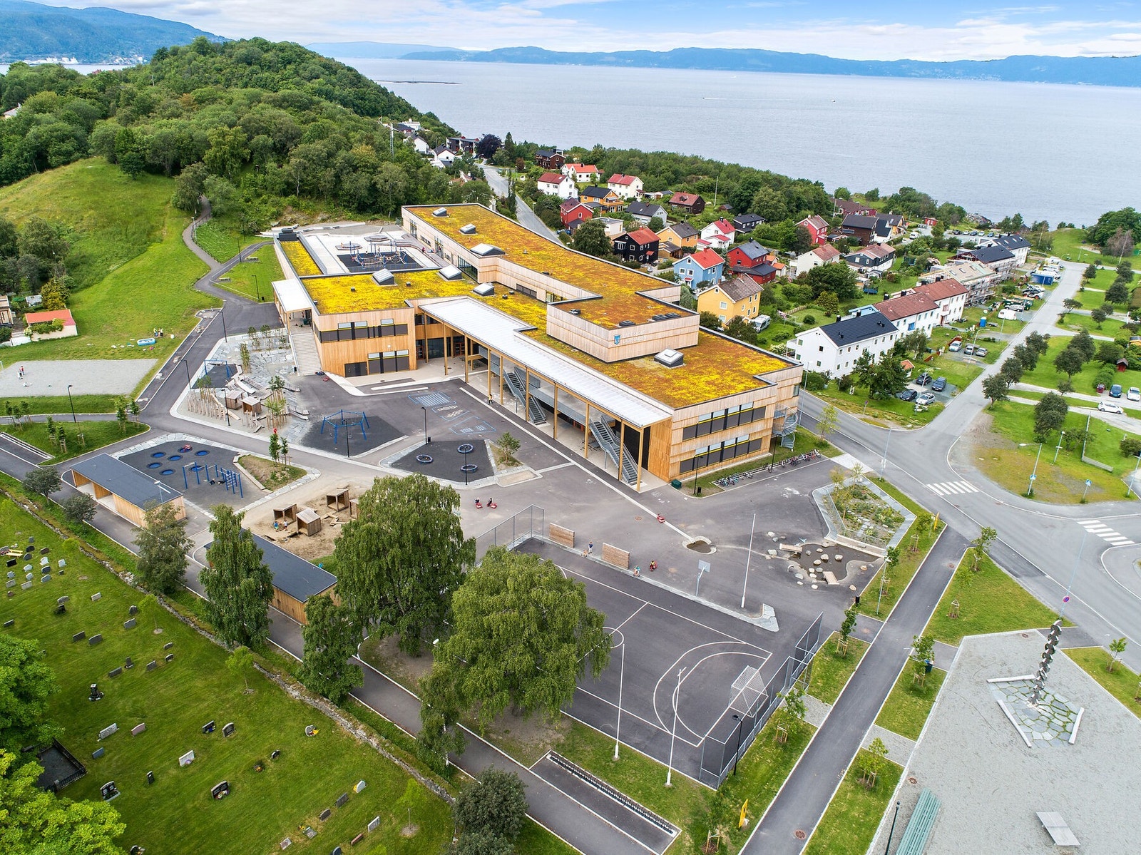 Lade skole med trinn fra 1.-10. finner du ca. 400 meter fra boligen. Galleribilde