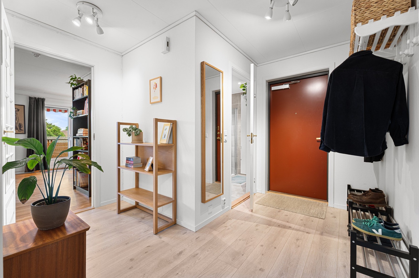 Her har du god med plass til oppheng av yttertøy og oppbevaring av sko. Galleribilde
