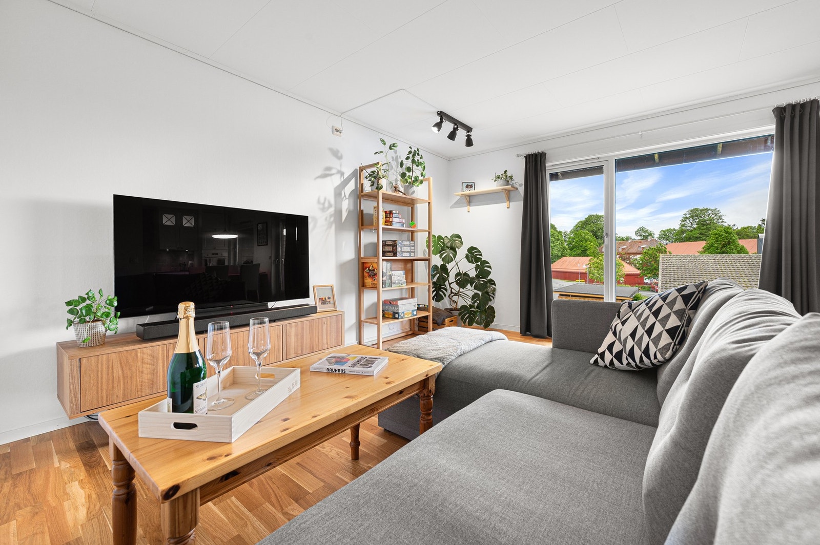 Leiligheten måler 69 kvm (BRA-i) og består av entré, stue/kjøkken, bad, bod og to gode soverom. Utover dette har du også parkeringsplass i egen garasje og bod i felles kjeller. Galleribilde