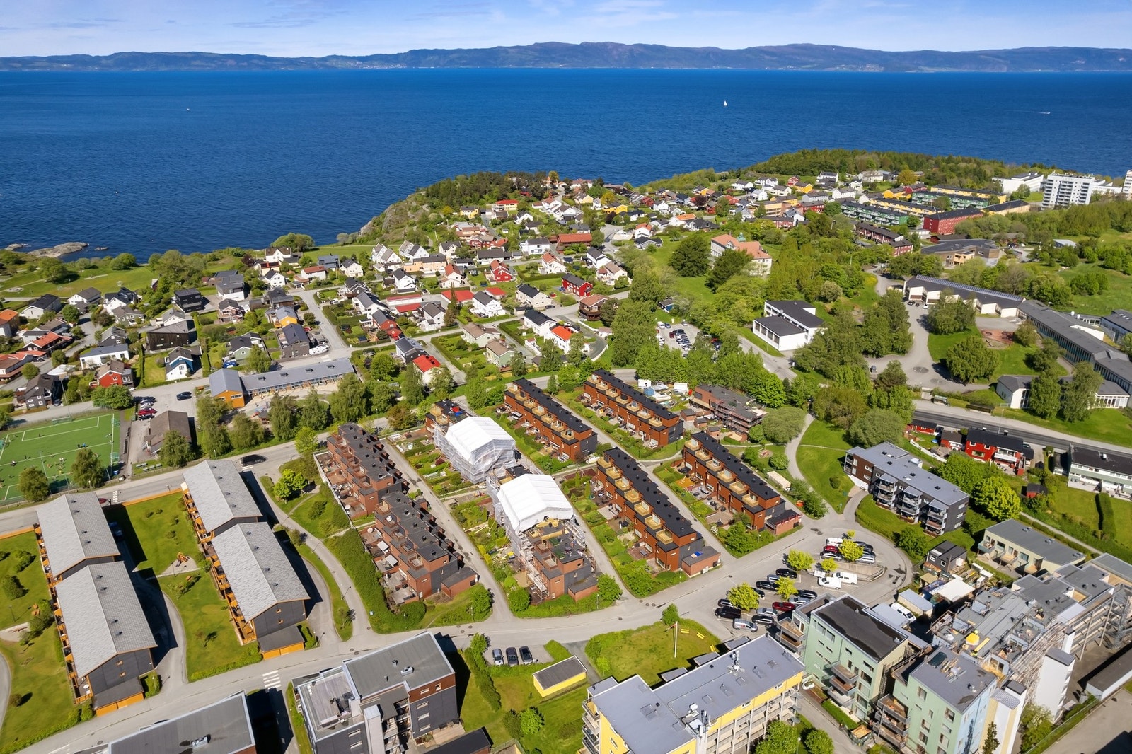 Her bor du med meget kort avstand til bussholdeplass, treningssentre og dagligvarebutikker. Samt Ladestien som går langs trondheimsfjorden. Galleribilde