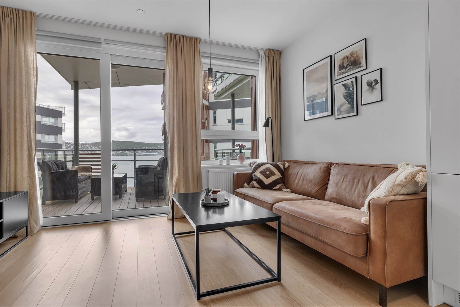 Store vindusflater slipper inn godt med naturlig lys Galleribilde