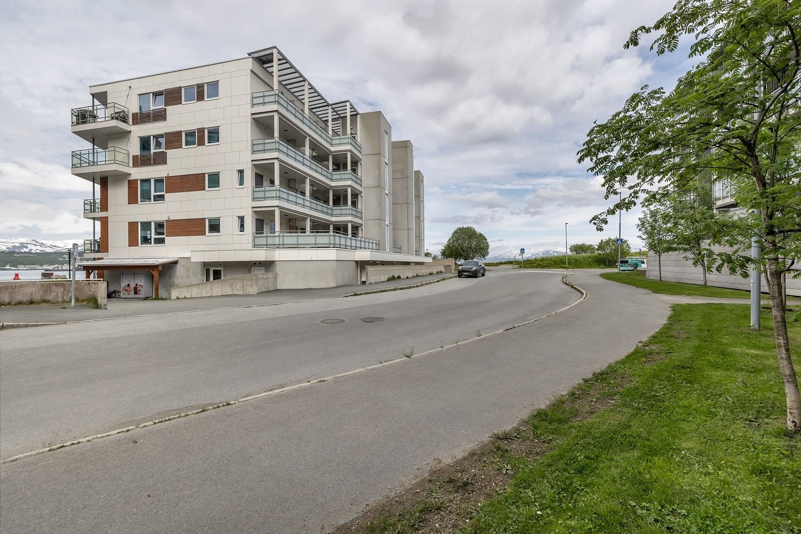 Kort vei til bussholdeplass med direkteruter til blant annet UNN/UiT og Tromsø sentrum Galleribilde
