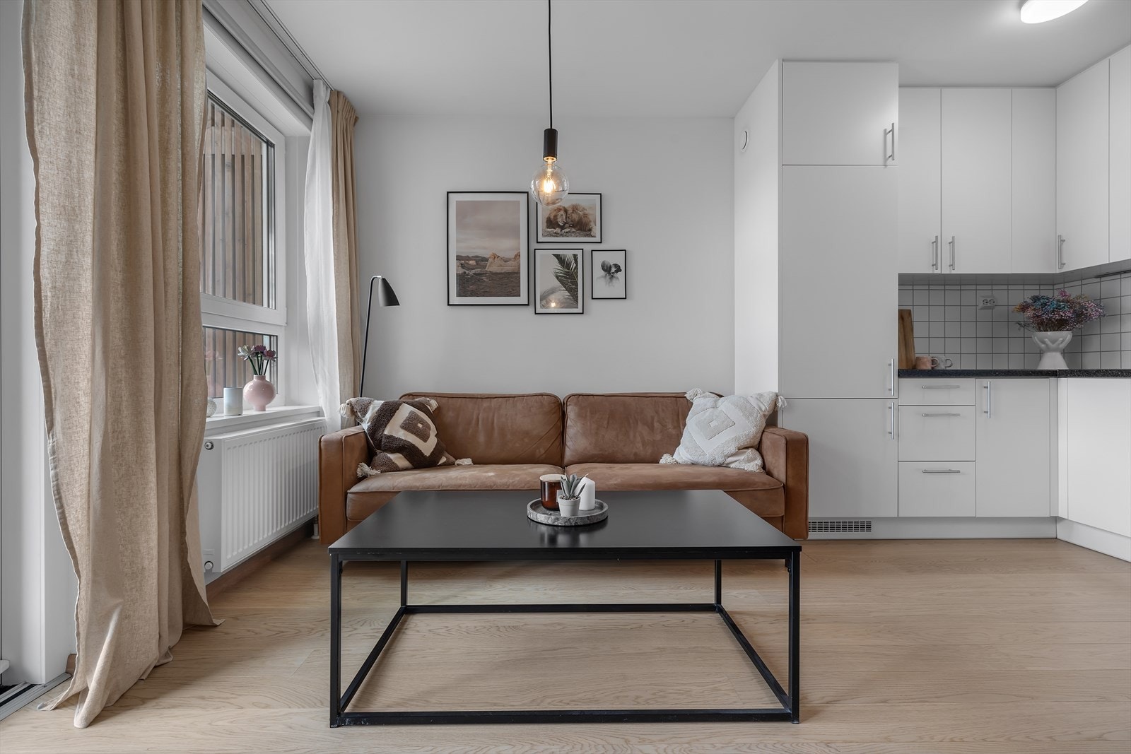 Gjennomgående moderne farge- og materialvalg Galleribilde
