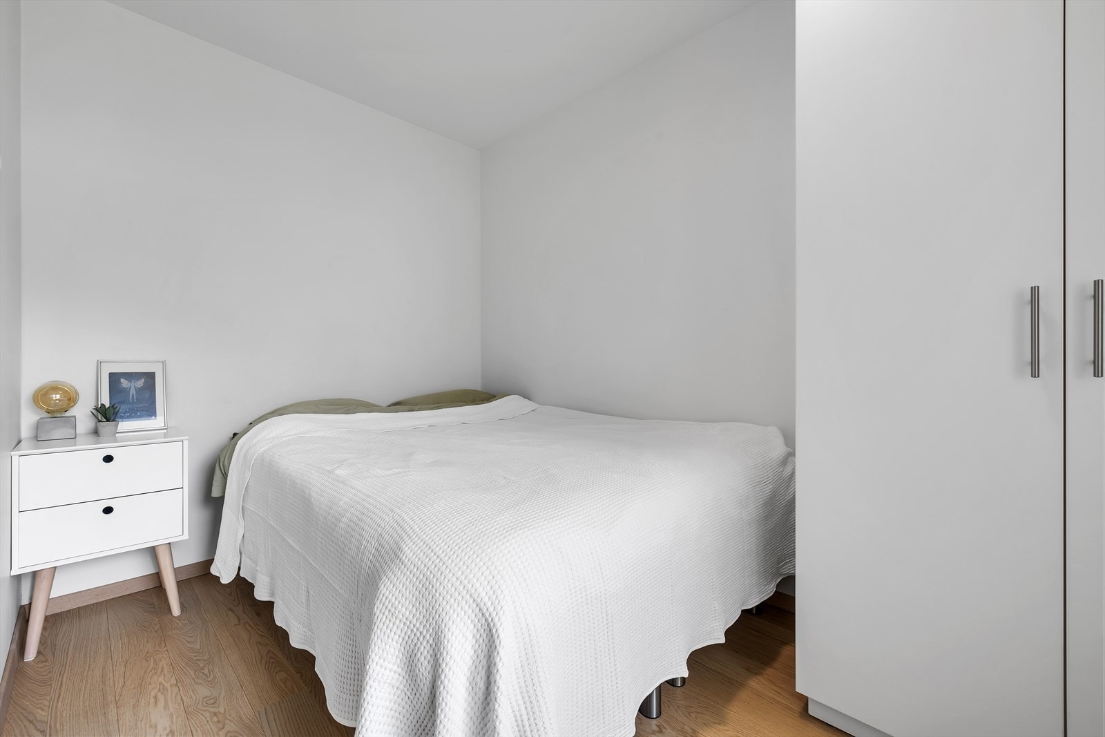Soverom med plass til dobbeltseng Galleribilde