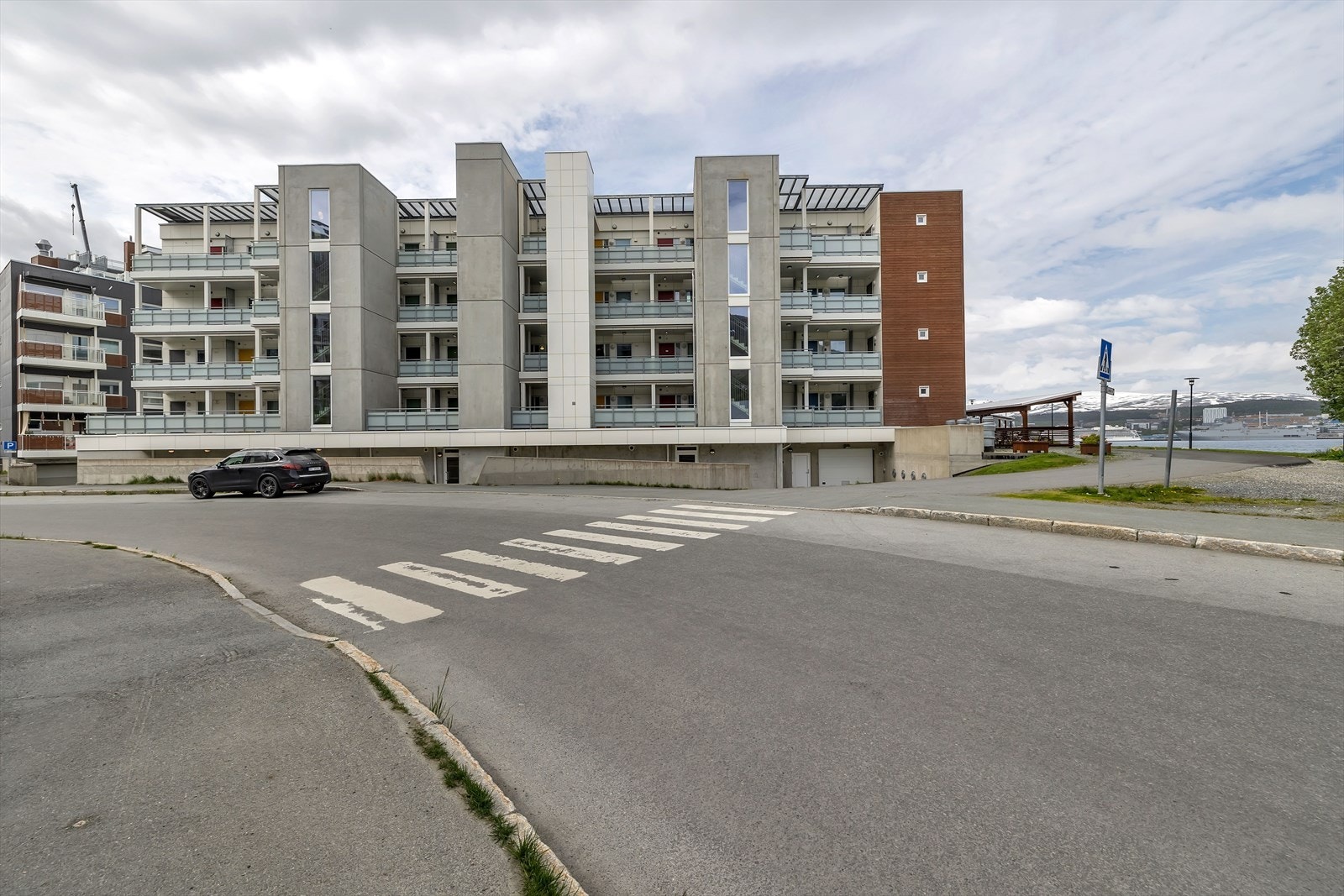 Like ved finner man matbutikker, treningssenter, utendørs friområder med ballbinge, ballplass, kaipromenade og strandpromenade m.m. Galleribilde
