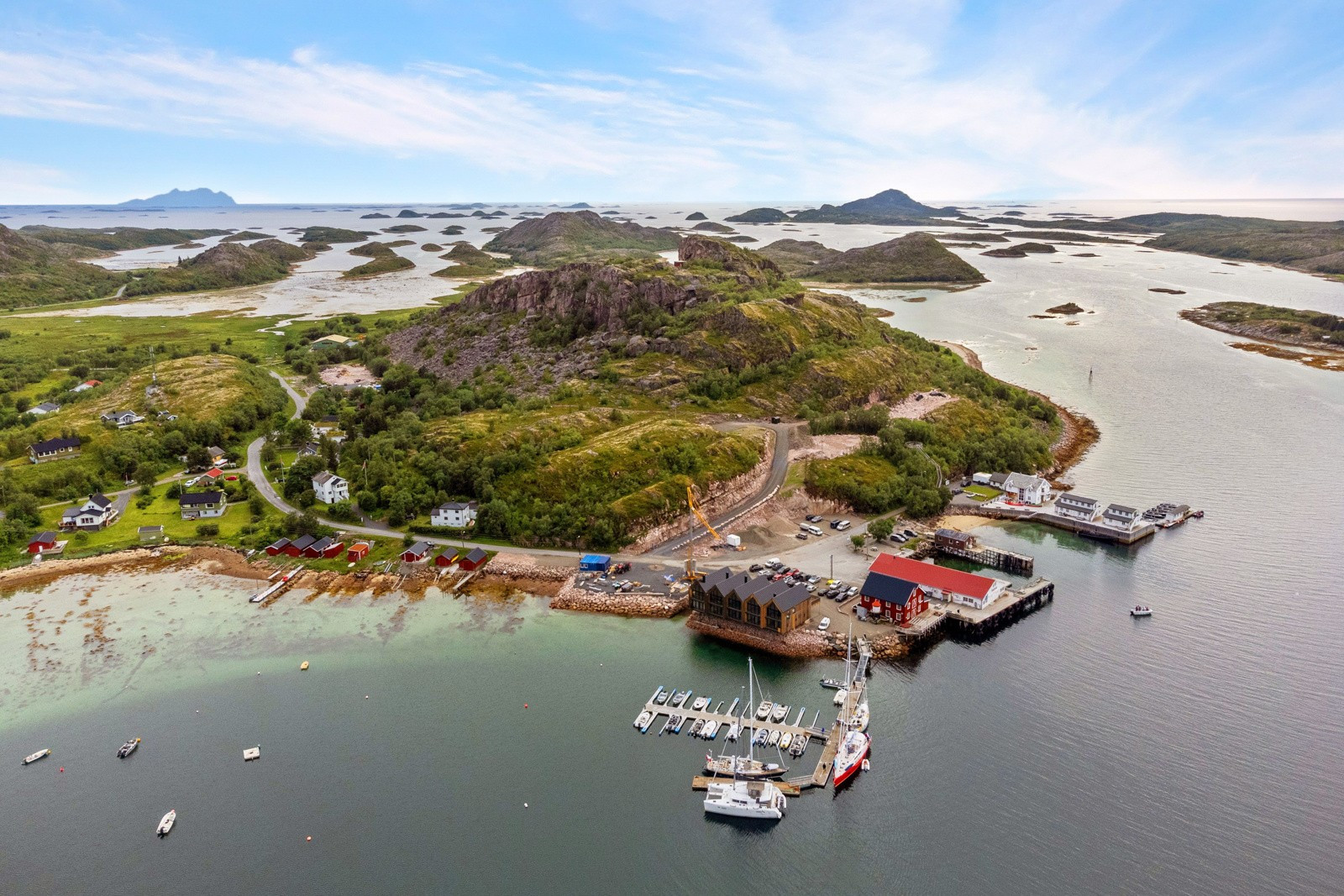 Nordskot er ei lita, naturskjønn bygd i Steigen med egen nærbutikk, og hurtigbåten anløper daglig, både på nordgående og sørgående rute.