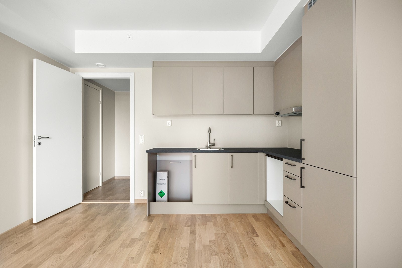 Her har du godt med benke- og skapplass samt muligheter for innredning av integrerte hvitevarer. Galleribilde