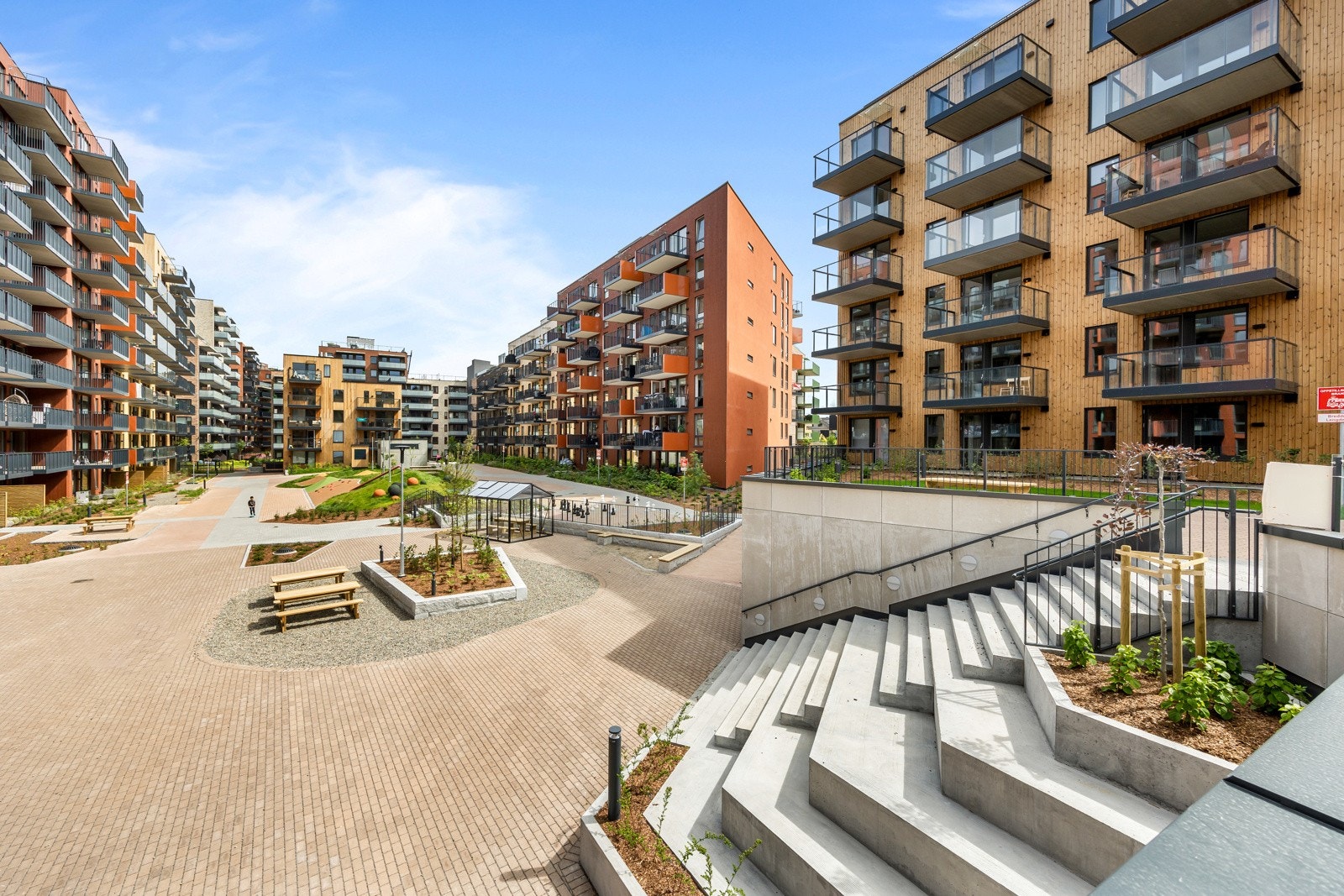 Borettslaget har en flott bakgård med sittegrupper og lekeplass Galleribilde