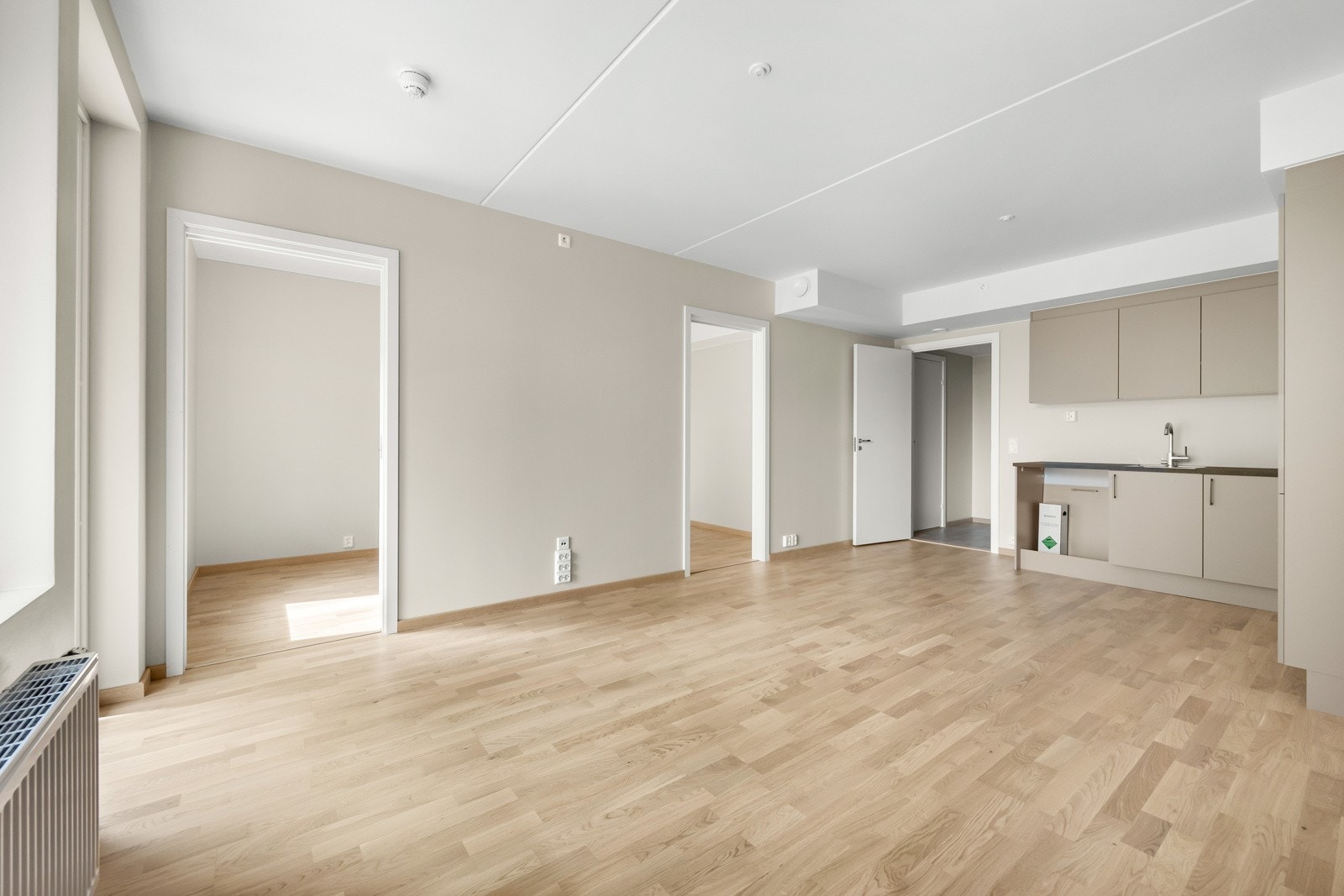 Romslig stue med gode møbleringsmuligheter Galleribilde