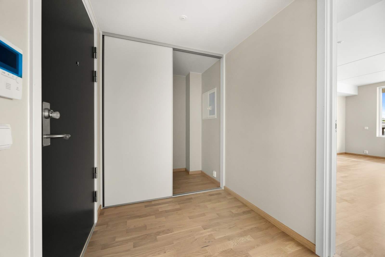 Praktisk entré med innebygget garderobeløsning Galleribilde