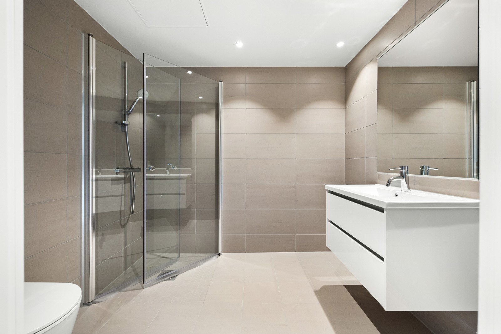 Meget pent flislagt baderom med deilig gulvvarme Galleribilde