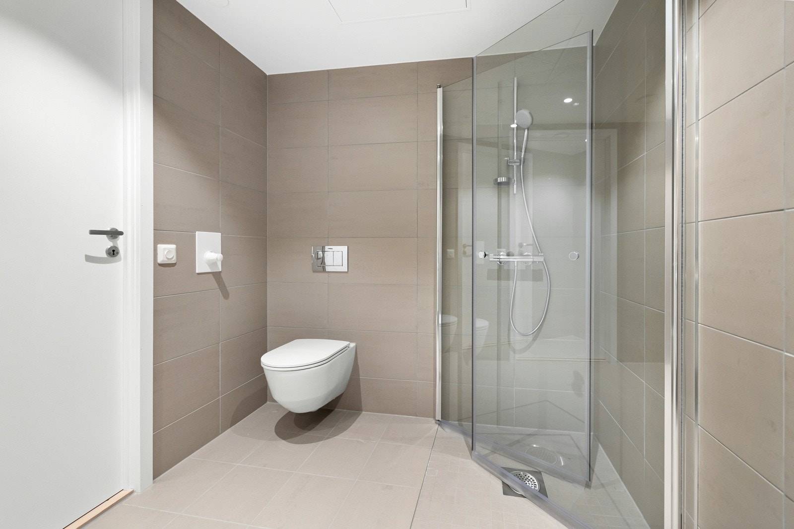 Baderommet har også opplegg og plass til vaskemaskin Galleribilde