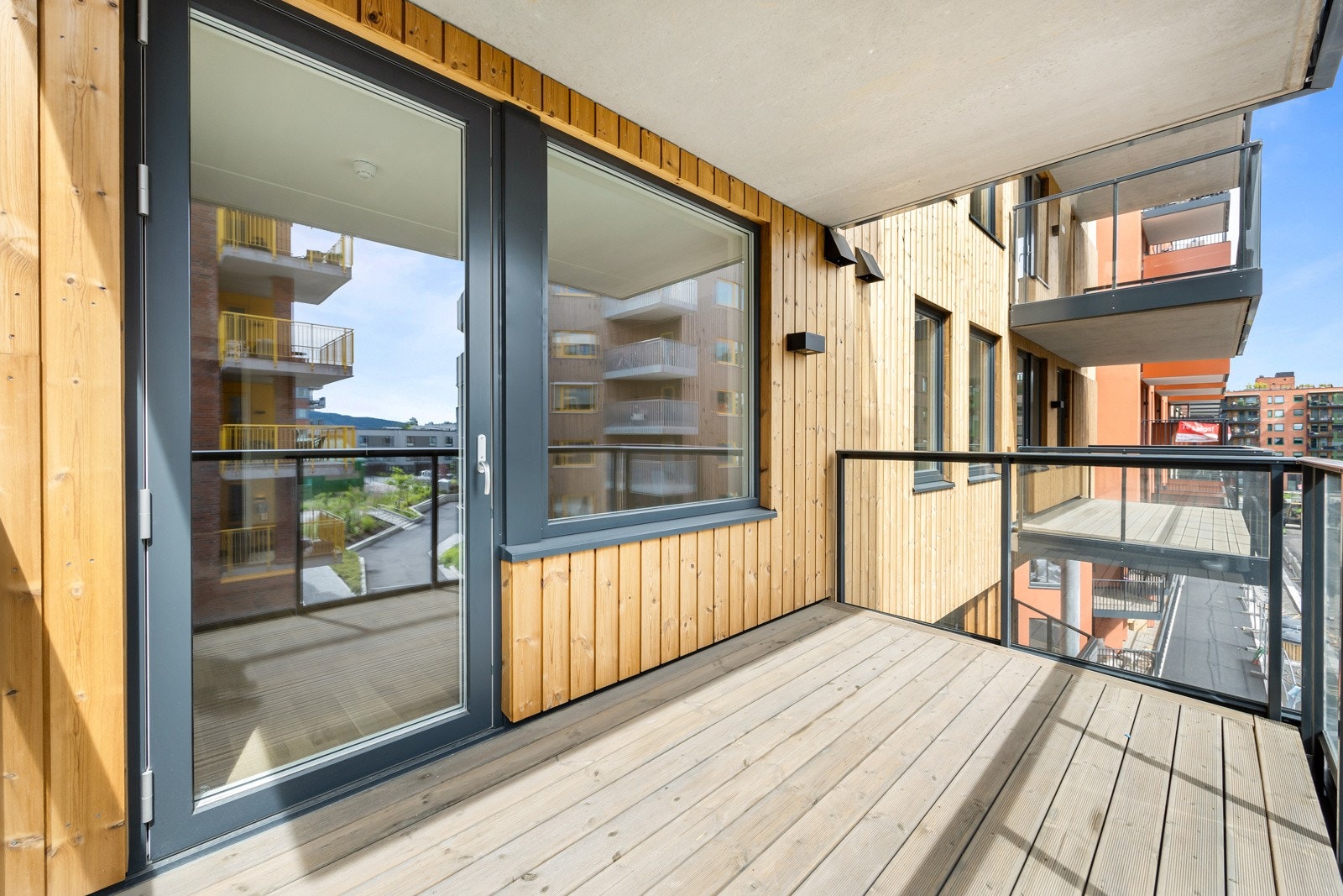 Leilighetens balkong er nordvendt, og har gode lys- og solforhold. Galleribilde