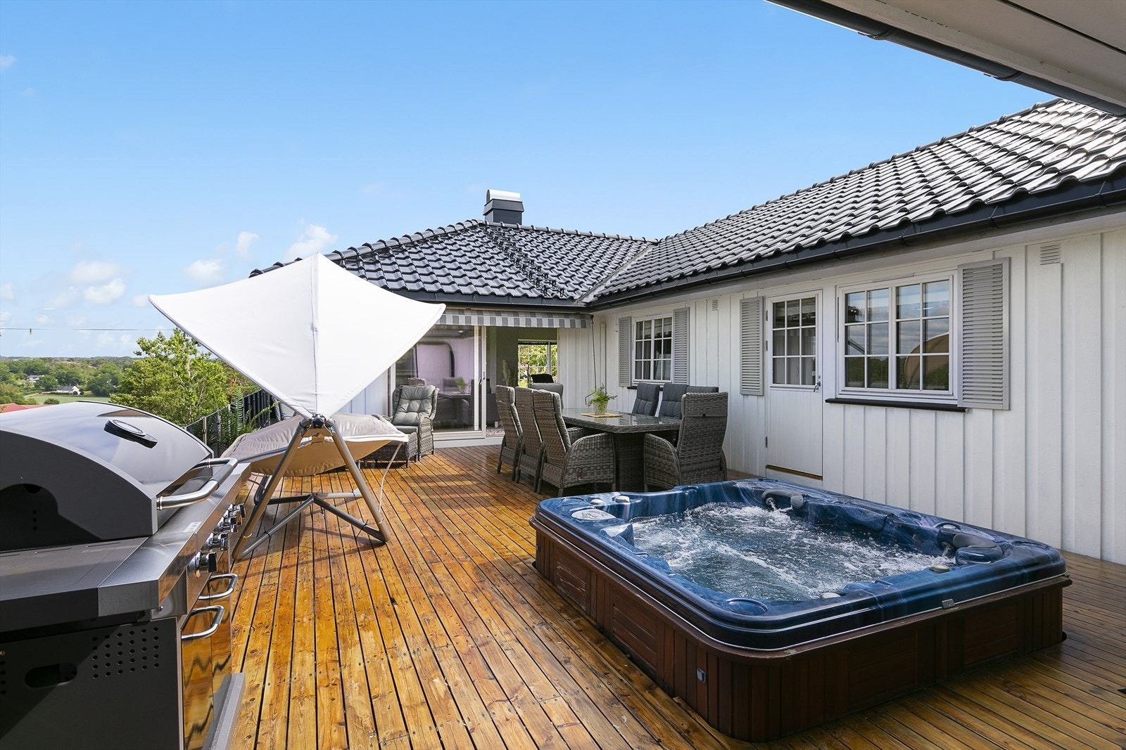 Nydelig, usjenert terrasse, utrolig gode solforhold og utsikt. Alt dette kan nytes med en deilig sommermiddag, på solseng eller i den nedfelte jacuzzien. Galleribilde