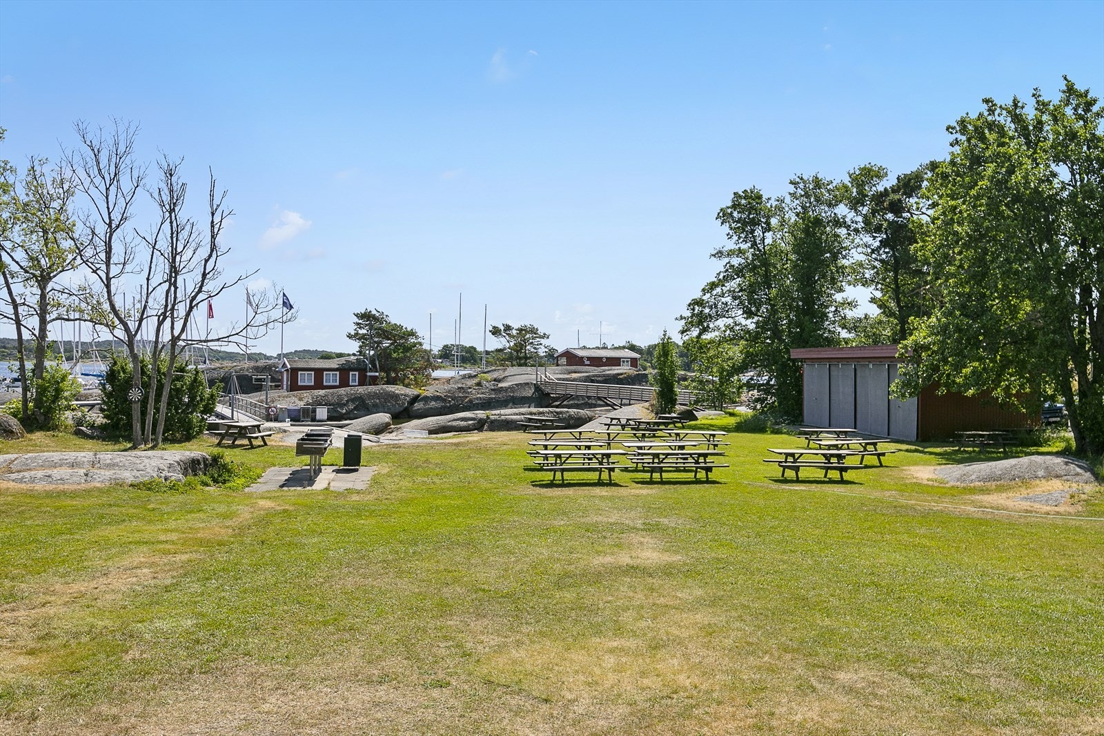 Fine rekreasjon, krabbefiske og bademuligheter på Seilierhytta Galleribilde