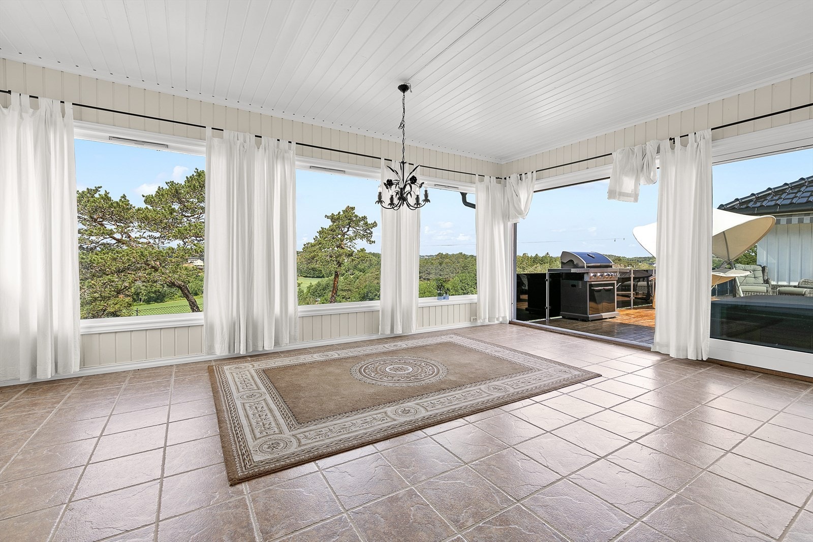 Stort rom med upåklagelig utsikt og utgang til terrassen Galleribilde