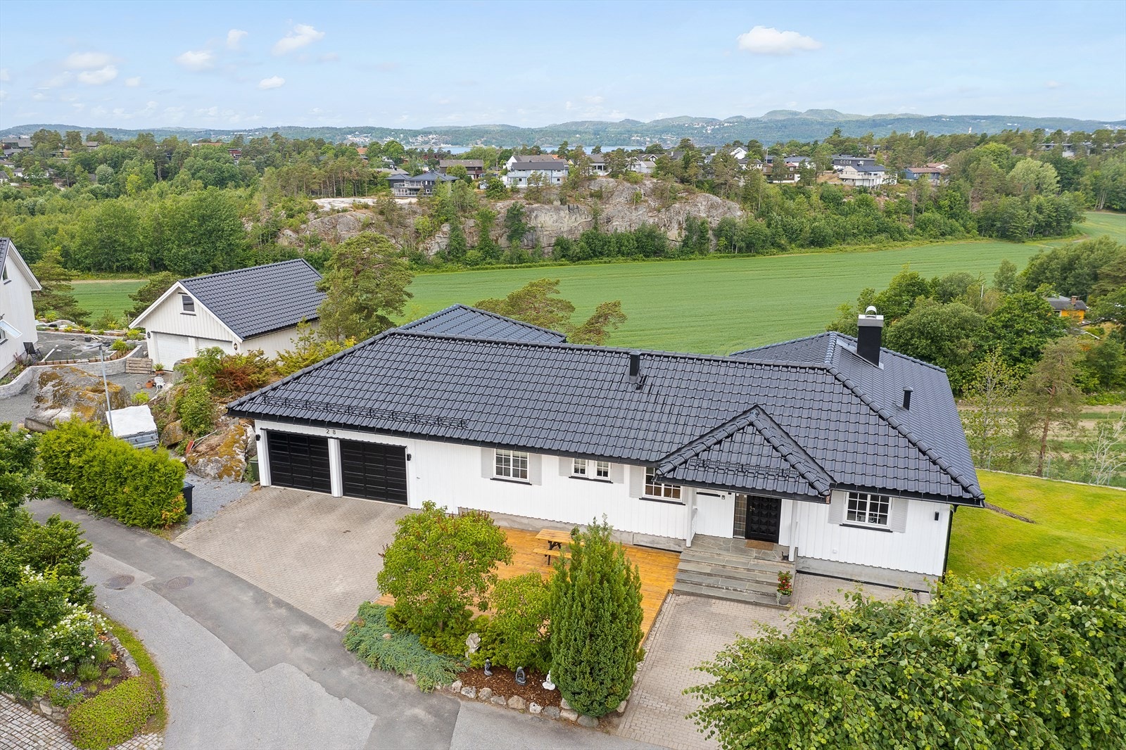 Stor, flott villa med dobbel garasje med tilkomst til huset Galleribilde