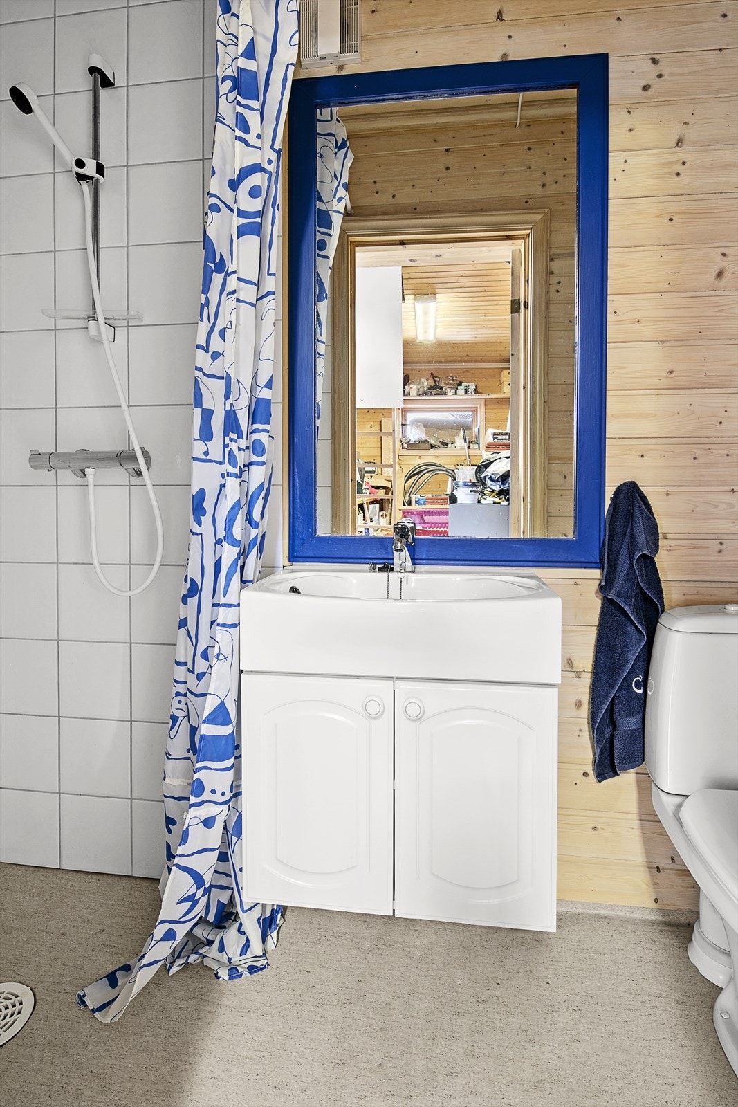 Fra garasjen og inn i huset er det et eget lite bad med dusj, servant og toalett Galleribilde