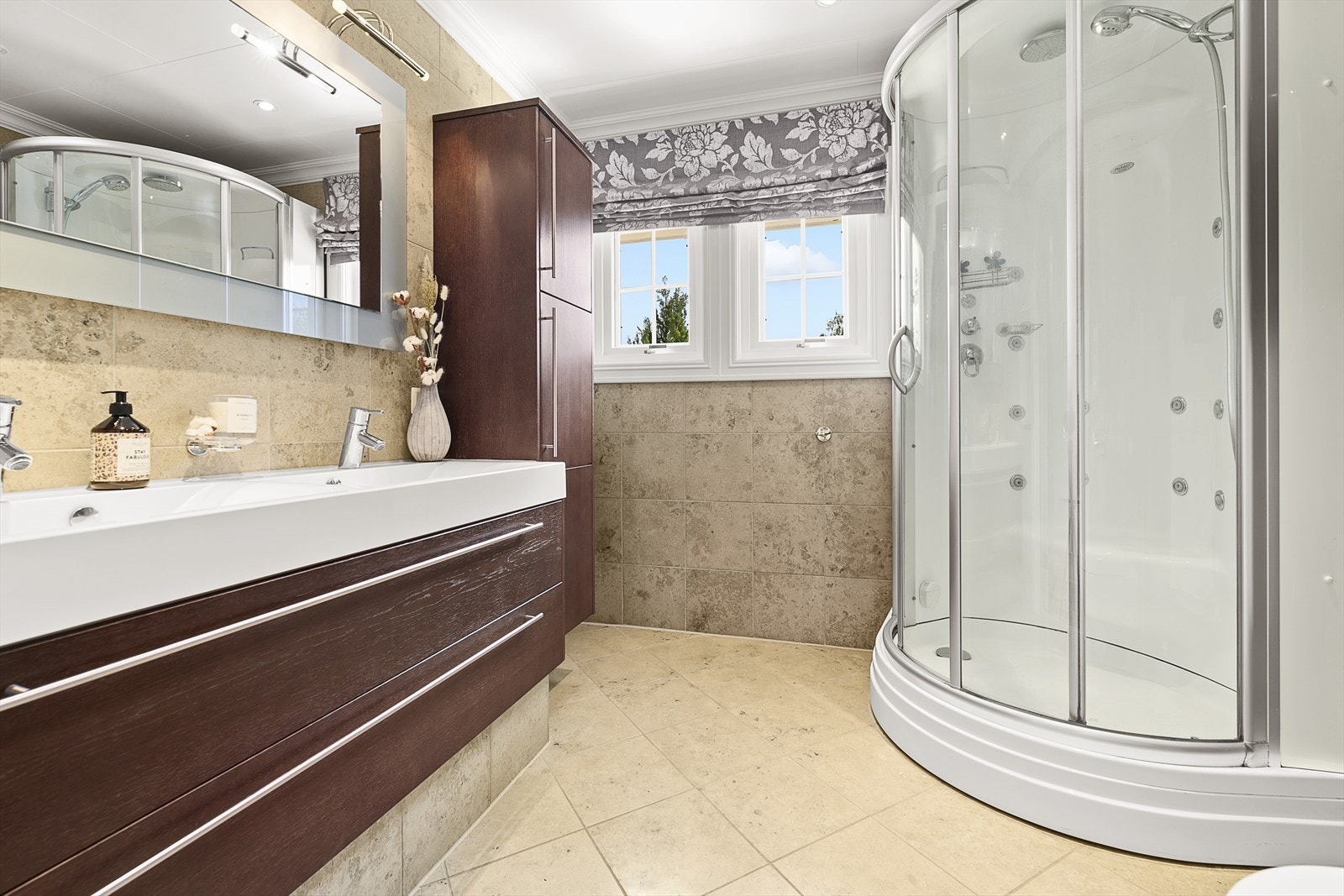 Pent flislagt bad fra 2010. Innredning med dobbel servant, dusjkabinett og vegghengt toalett Galleribilde