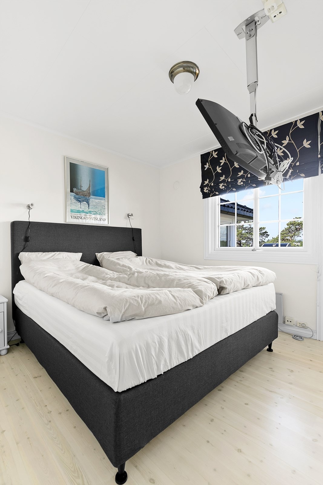 Hovedsoverommet i første etasje har god plass til en dobbeltseng Galleribilde