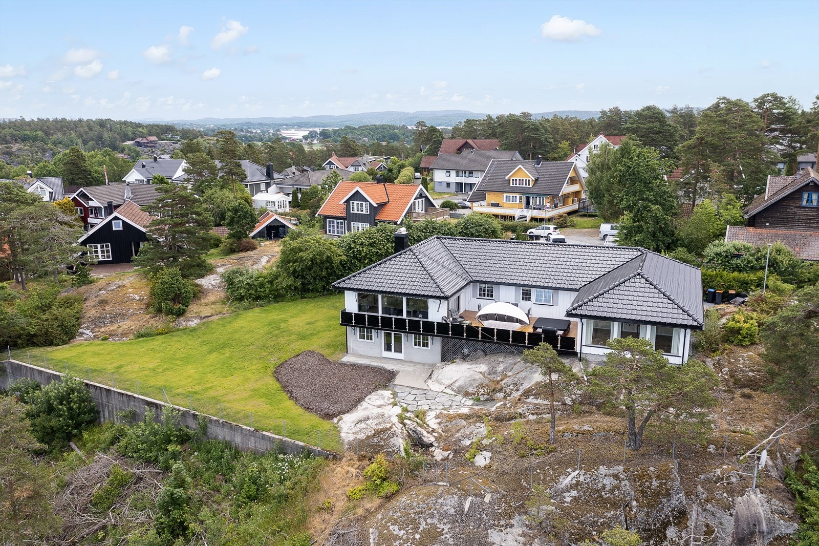En flott villa, betydelig oppusset og påkostet i nyere tid. Stor usjenert tomt, flott utsikt og suverene solforhold. Galleribilde
