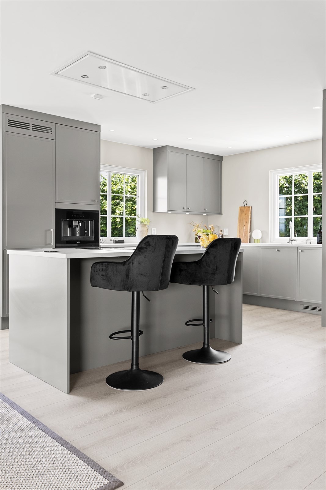 delikat kjøkken med praktisk kjøkkenøy Galleribilde