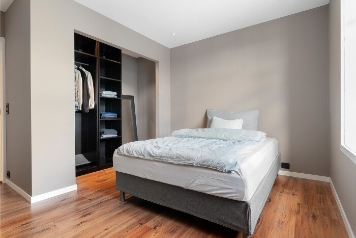 Soverom 2 mot garderobe - Romslig Galleribilde