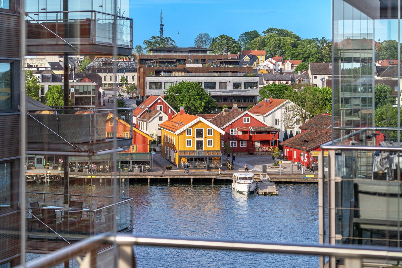 Utsikt mot bryggeliv og sjø - drømmeleilighet på Kaldnes Brygge! Galleribilde