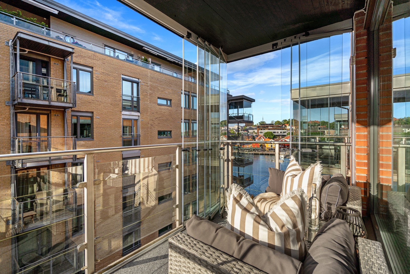 Leiligheten ligger i 5. etasje og består av stue/kjøkken i åpen løsning, soverom, bad og en nydelig innglasset balkong med utsikt mot sjøen og Tønsberg brygge. Galleribilde