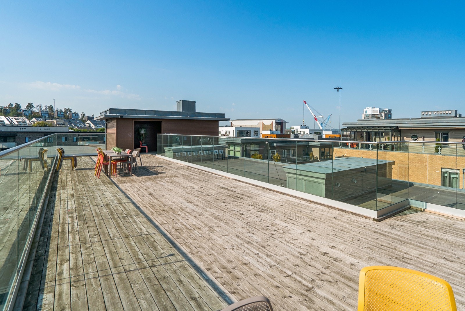 Leiligheten har tilgang til felles takterrasse på taket av bygget (7.etg.) med flott utsikt og sol fra morgen til kveld! Galleribilde