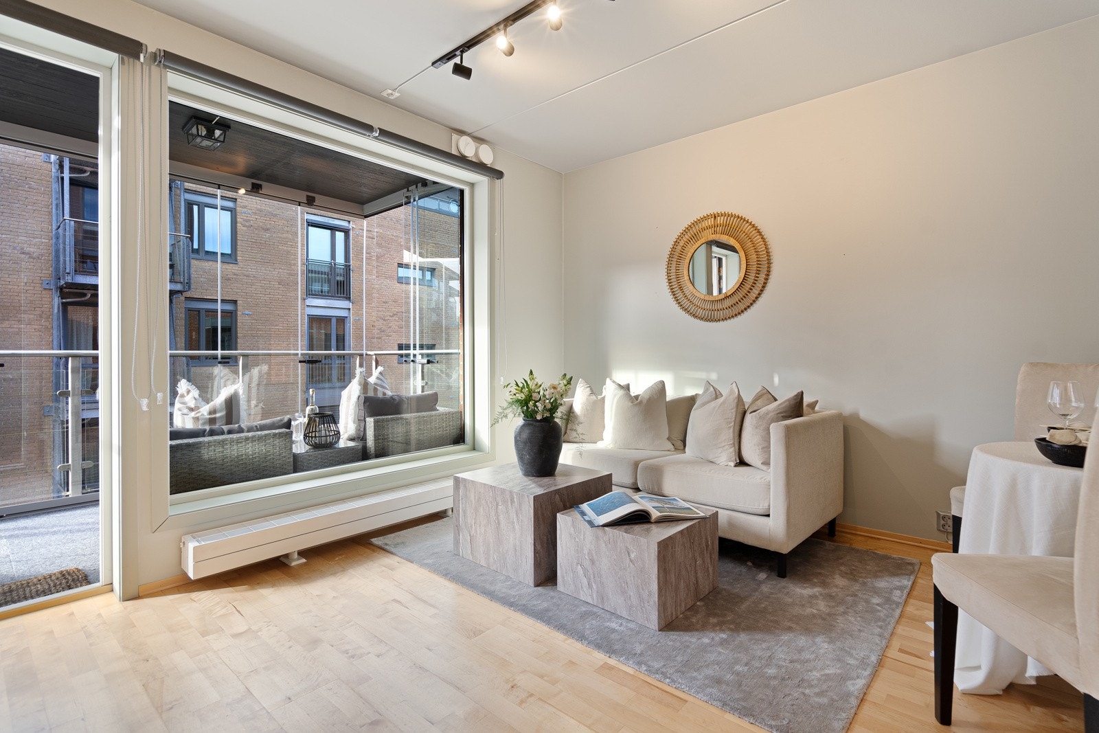 Store vindusflater slipper inn rikelig med dagslys. Galleribilde