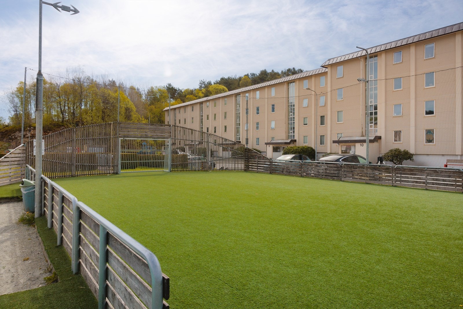 Dagligvarehandelen er lettvint med Coop Extra kun et par minutters gange fra boligen. For et utvidet servicetilbud ligger Vestkanten Storsenter like i nærheten Galleribilde