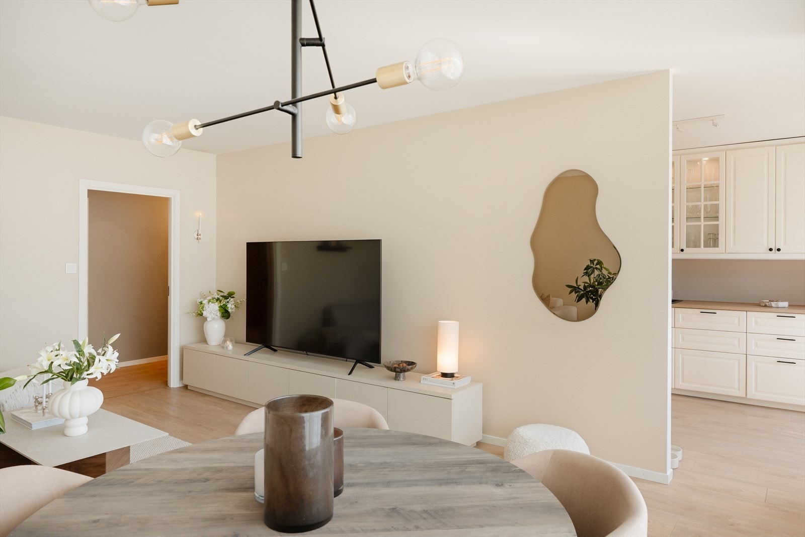 Det er mulighet for å innrede med en romslig spisegruppe - ideelt for å huse større selskap! Galleribilde