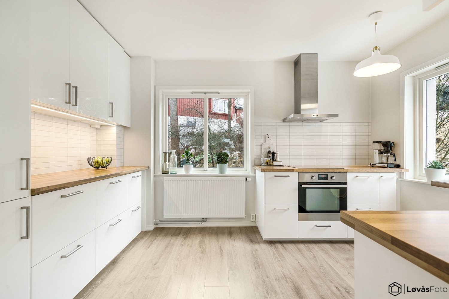 Nyere kjøkken med god skapplass Galleribilde