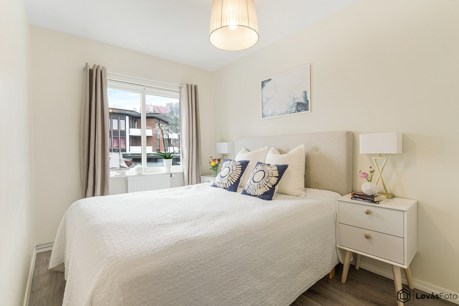 Soverom med plass til dobbeltseng Galleribilde