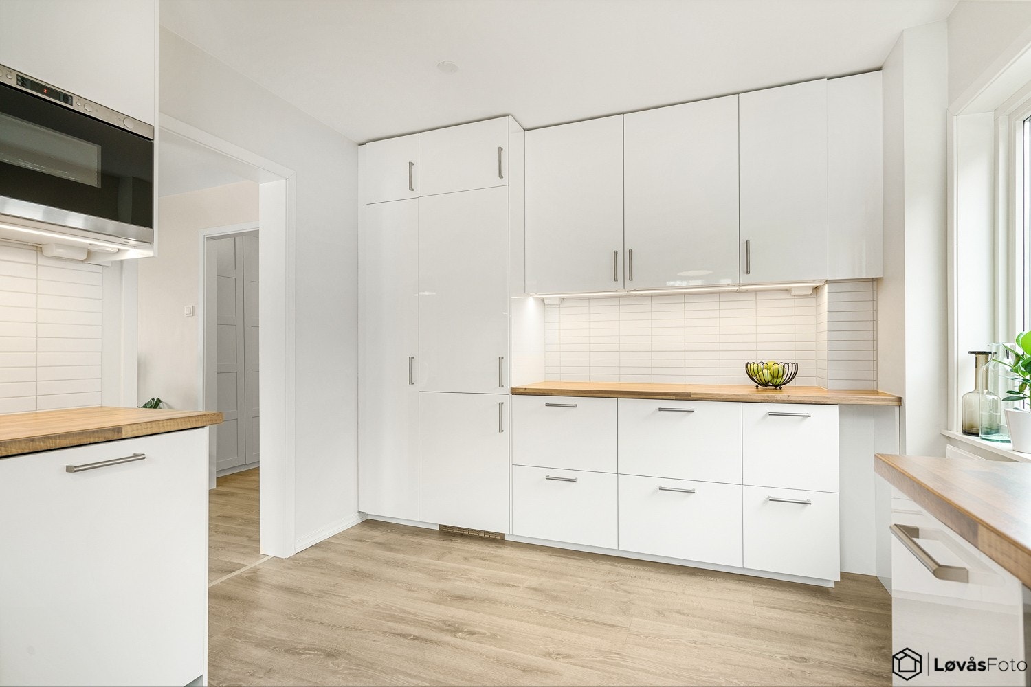 Lyst og hyggelig kjøkken med mye skapplass Galleribilde