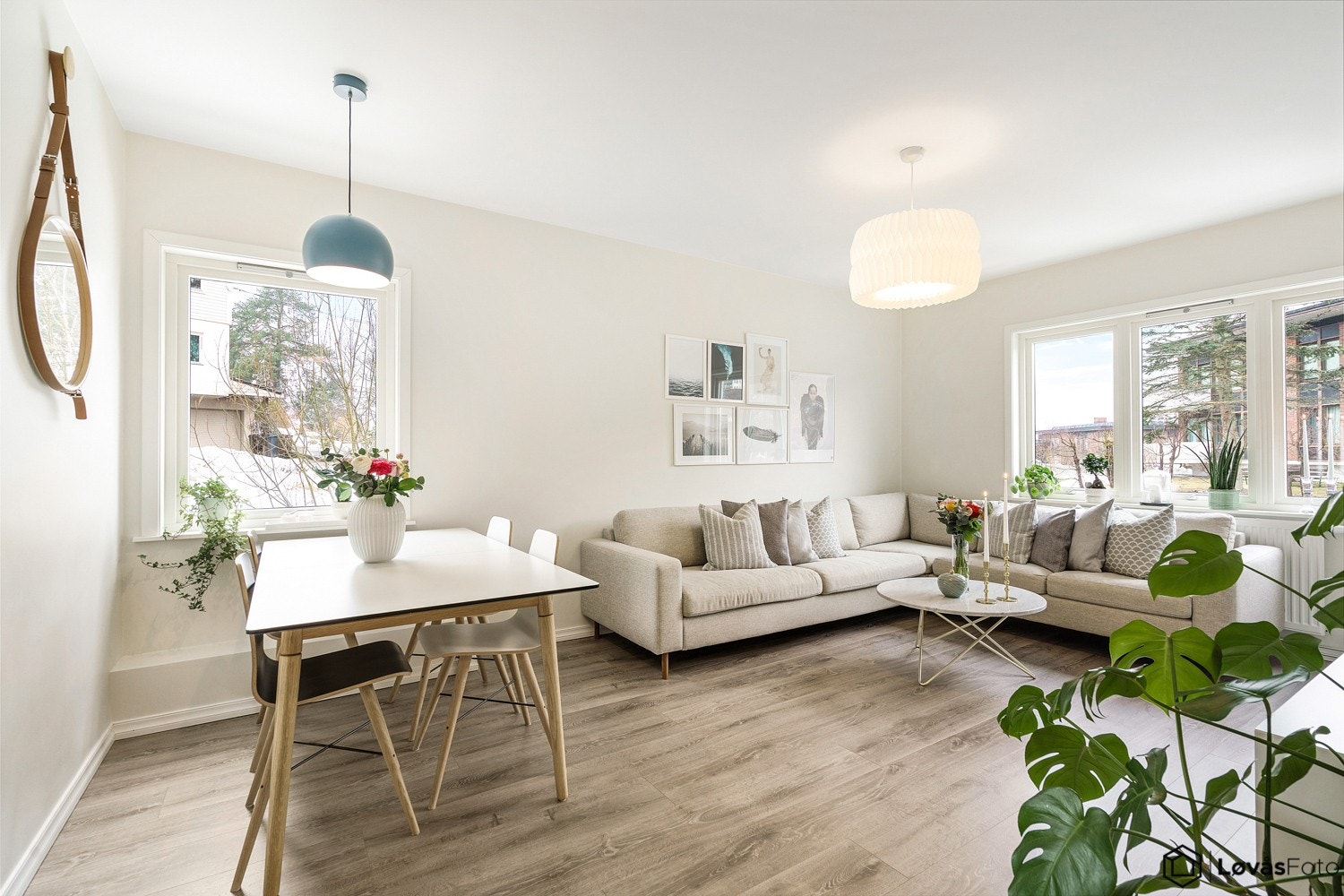 Romslig stue med plass til spisegruppe og sofakrok Galleribilde