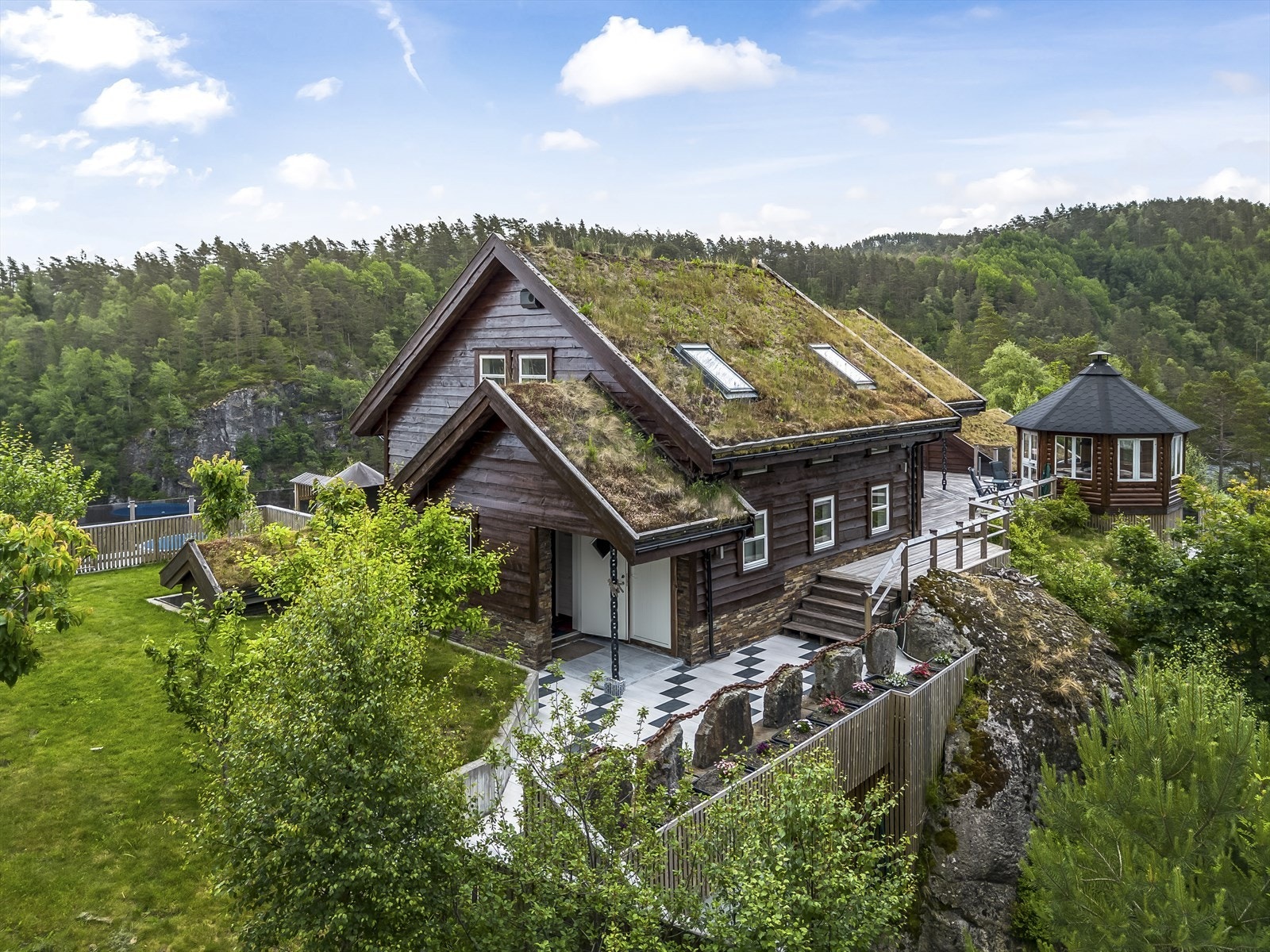 Ryddig og gjennomført tomt med flere tilbygg. Galleribilde