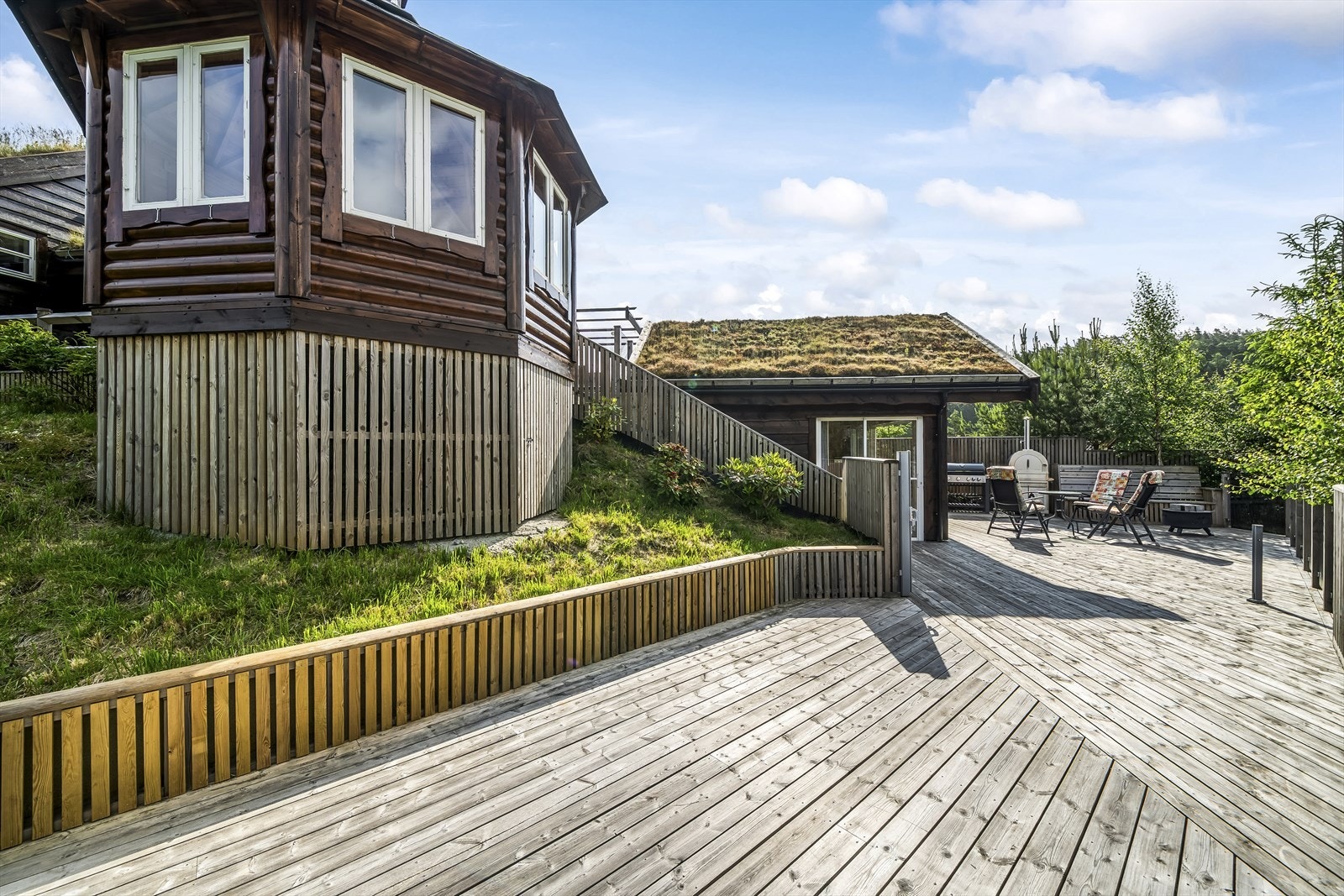 Stor og romslig terrasse med hagestue og lysthus/grillhytte. Galleribilde