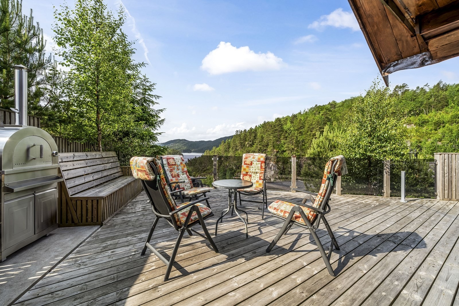 Koselig sittegruppe med flott og usjenert utsikt. Galleribilde