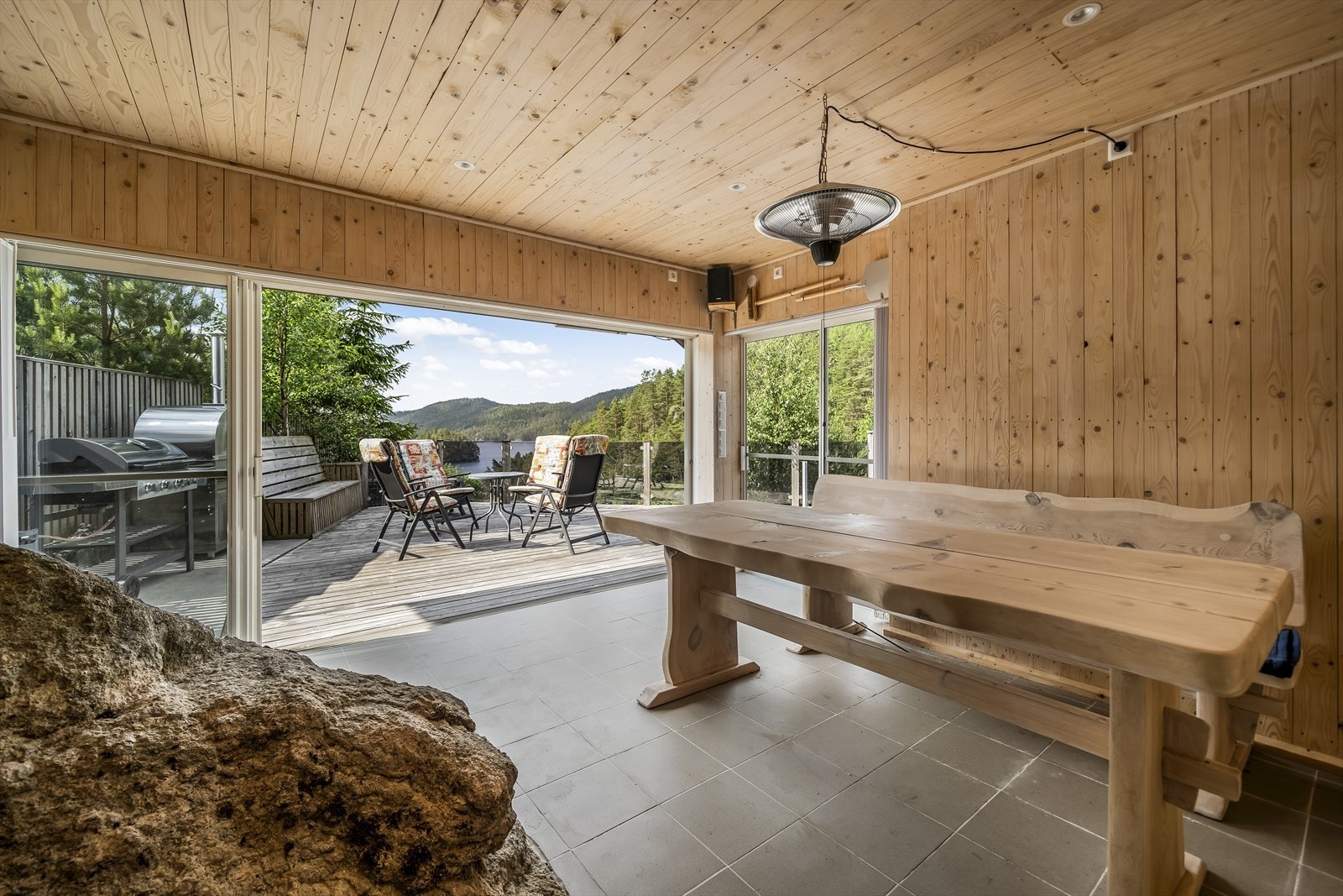 Koselig og sosial hagestue med flott utsikt. Galleribilde