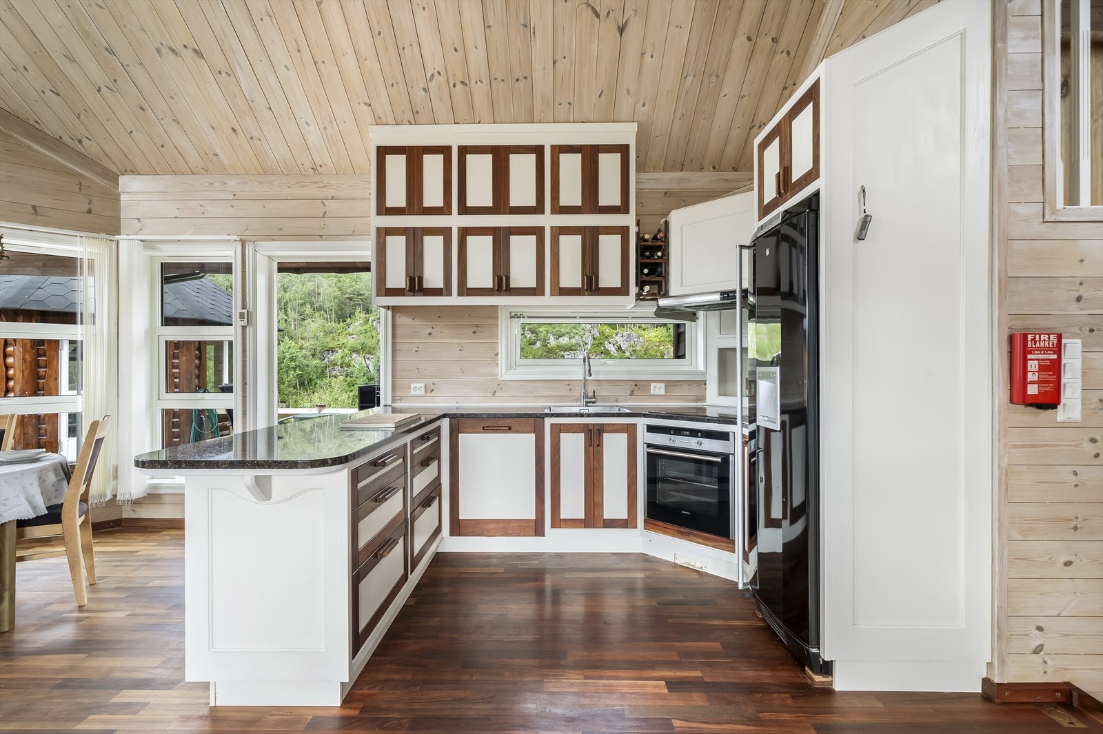 Kjøkkenhalvøy - god benkeplass. Galleribilde