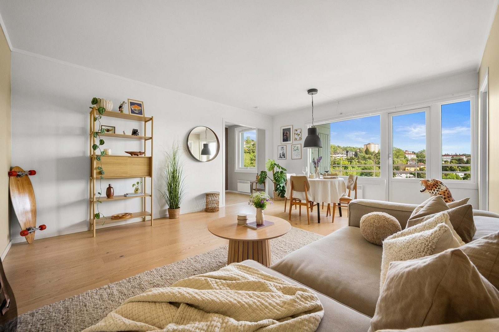 Fra stuen er det utgang til leilighetens sydvendte balkong. Galleribilde