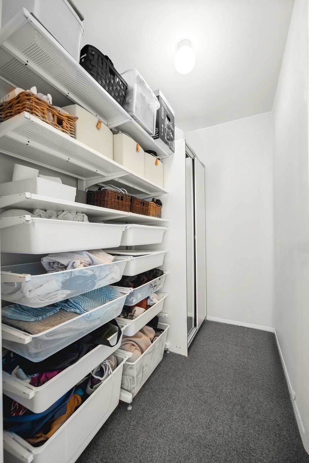 Praktisk, innvendig bod med god plass til oppbevaring. Galleribilde