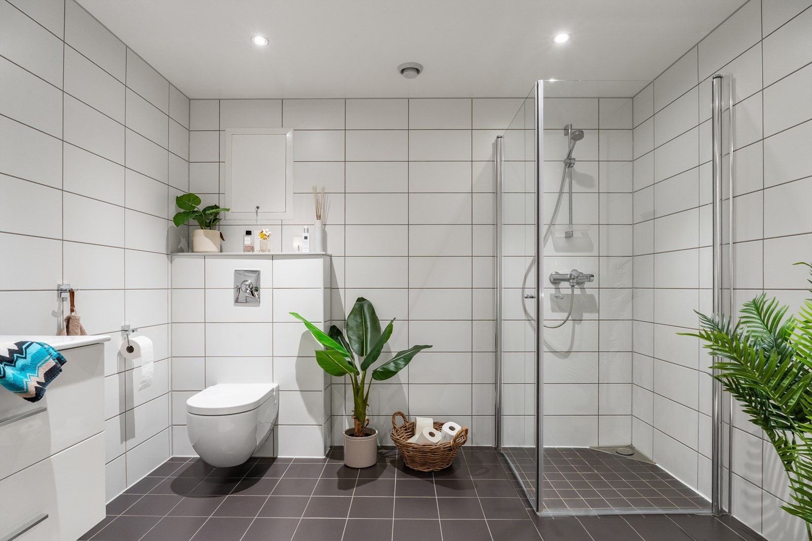 Pent, helfliset bad med moderne utførelse. Galleribilde