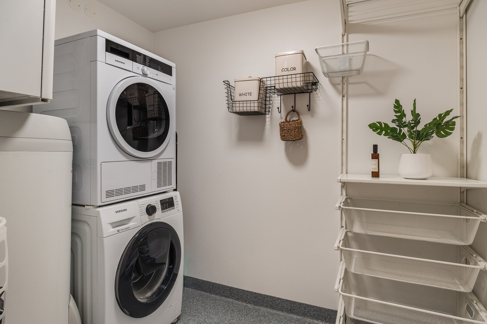 Funksjonelt vaskerom/teknisk rom som er utstyrt med varmtvannsbereder (VVB), balansert ventilasjonsanlegg og opplegg for vaskemaskin. Det er også lagt til rette for strømtilkobling til tørketrommel. Galleribilde