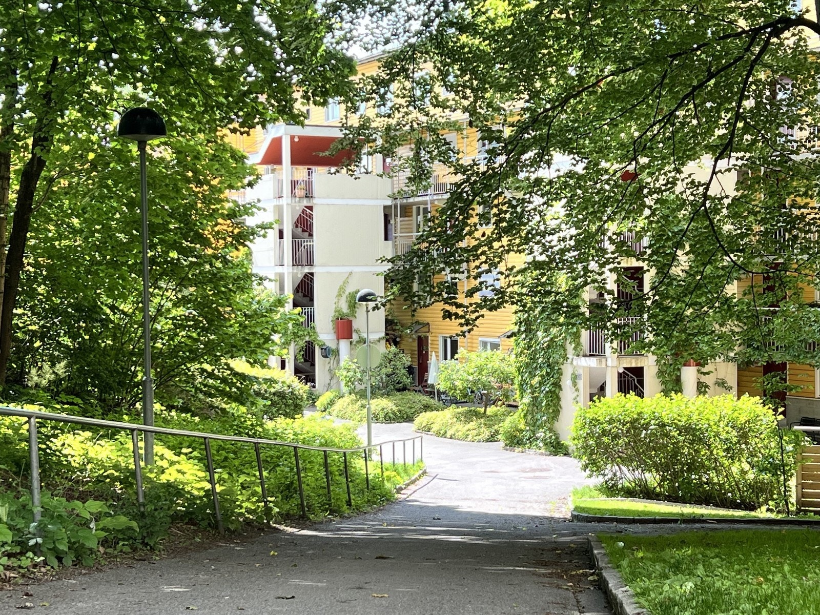 Boligen har egen inngang fra bakkeplan Galleribilde